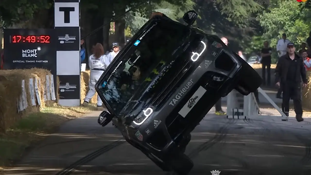 Range Rover Sport SVR beraksi menggunakan dua roda. (Autoevolution)