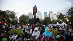 Pengunjung memadati hari pertama acara Jak-Japan Matsuri 2018 di Gelora Bung Karno, Senayan, Jakarta, Sabtu (8/9). Acara ini digelar untuk memeringati 60 tahun hubungan persahabatan Indonesia dan Jepang. (Liputan6.com/Faizal Fanani)