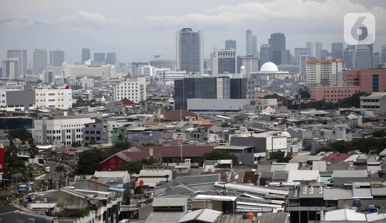 Pemukiman padat penduduk di kawasan Mangga Dua, Pademangan, Jakarta Utara, Jumat (25/2/2022). Presiden Joko Widodo telah meneken Instruksi Presiden (Inpres) Nomor 1 Tahun 2022 tentang Optimalisasi Pelaksanaan Program Jaminan Kesehatan Nasional (JKN). (Liputan6.com/Johan Tallo)
