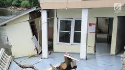 Sebuah bangunan rumah mengalami kerusakan akibat longsor di bantaran Kali Ciliwung, Kelurahan Bidara Cina, Jakarta Timur, Senin (19/3). Terdapat dua bangunan yang terdampak longsor, yaitu rumah dan indekos. (Liputan6.com/Herman Zakharia)