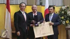 Pengusaha, Sofjan Wanandi (tengah) berfoto bersama dengan Wapres Jusuf Kalla dan Dubes Jepang Yasuaki Tanizaki saat menerima penghargaan 'The Order of Rising Sun, Gold and Silver Star' di Kedubes Jepang, Jakarta, Selasa (1/12). (Liputan6.com/Angga Yuniar)