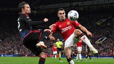 Pemain Manchester United, Sergio Reguilon (kanan) berebut bola dengan pemain FC Copenhagen, Peter Ankersen pada laga Grup A Liga Champions 2023/2024 di Old Trafford, Manchester, Inggris, 24 Oktober 2023. (AFP/Paul Ellis)