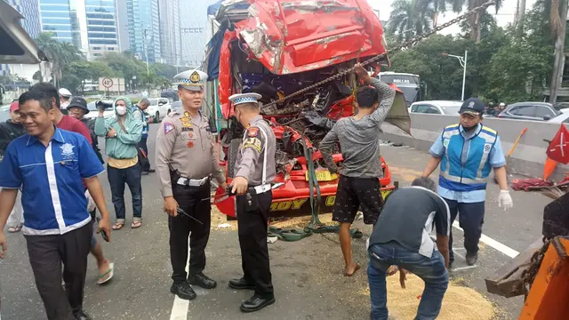 Seorang sopir truk tewas di tempat setelah terlibat kecelakaan antar truk di Jalan Tol Dalam Kota, Kamis (26/9/2024) dinihari (Istimewa)
