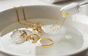 Bersihkan Emas Perhiasan di Rumah (Image by Gemini AI)