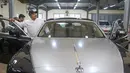 Kementerian Sosial (Kemensos) akan menggunakan hasil lelang Rolls-Royce Ghost yang laku seharga Rp 2,5 miliar itu untuk membantu masyarakat di Makassar. Rencananya akan ada 20 rumah layak huni yang bakal dibangun. (merdeka.com/Arie Basuki)