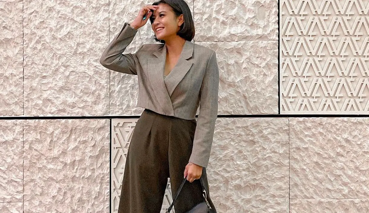 Simpel namun tetap kekinian, gaya selebgram berusia 23 tahun dengan crop top ala jas resmi serta kulot berwarna hijau tua ini cocok untuk kegiatan sehari-hari.(Liputan6.com/IG/@awkarin)