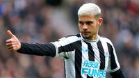 Pemain Newcastle United Bruno Guimaraes memberi isyarat saat melawan Wolverhampton Wanderers pada pertandingan sepak bola Liga Inggris di St. James' Park, Newcastle, Inggris, 12 Maret 2023. Newcastle United mengalahan Wolverhampton Wanderers dengan skor 2-1. (Owen Humphreys/PA via AP)