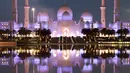 Suasana Masjid Agung Sheikh Zayed ketika umat Muslim bersiap melaksanakan salat tarawih pertama di Abu Dhabi, Rabu (17/5). Dibangun dengan 82 kubah bergaya Maroko dan semuanya dihias dengan batu pualam putih. (AFP PHOTO/KARIM SAHIB)