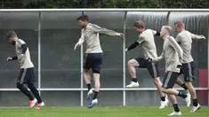 Para pemain Ajax Amsterdam melakukan sesi latihan jelang laga semifinal Liga Champions di Stadion Johan Cruyff, Rabu (8/5). Ajax Amsterdam akan berhadapan dengan Tottenham Hotspur. (AFP/John Thys)
