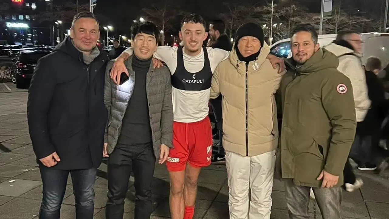 Shin Tae-yong menayksikan aksi Ivar Jenner bersama Jong FC Utrecht