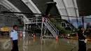 Helikopter Agusta Westland (AW) 101 terparkir dengan dipasangi garis polisi di Hanggar Skadron Teknik 021 Pangkalan Udara Halim Perdanakusuma, Jakarta, Kamis (9/2). (Liputan6.com/ Widodo S. Jusuf/Pool)