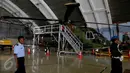 Helikopter Agusta Westland (AW) 101 terparkir dengan dipasangi garis polisi di Hanggar Skadron Teknik 021 Pangkalan Udara Halim Perdanakusuma, Jakarta, Kamis (9/2). (Liputan6.com/ Widodo S. Jusuf/Pool)