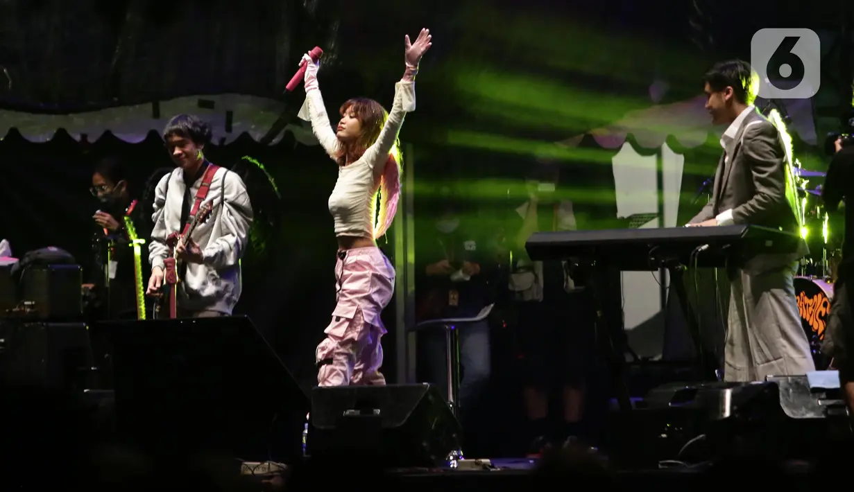 Grup band Vierratale saat tampil di panggung Bergelora perhelatan Berdendang Bergoyang Festival, Kawasan Istora Senayan, Jakarta, Jumat (28/10/2022). Vierratale tampil menghentak dan enerjik dengan membawakan sejumlah lagu, diantaranya Seandainya, Terlalu lama, dll. (Liputan6.com/Helmi Fithriansyah)