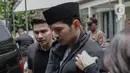 Artis Evan Sanders dan Jonathan Frizzy tiba melayat  ke rumah duka almarhum Ashraf Sinclair di Pejaten Barat IV, Jakarta, Selasa (18/2/2020). Suami Bunga Citra Lestari, Ashraf Sinclair, meninggal dunia diduga akibat serangan jantung. (Liputan6.com/Faizal Fanani)