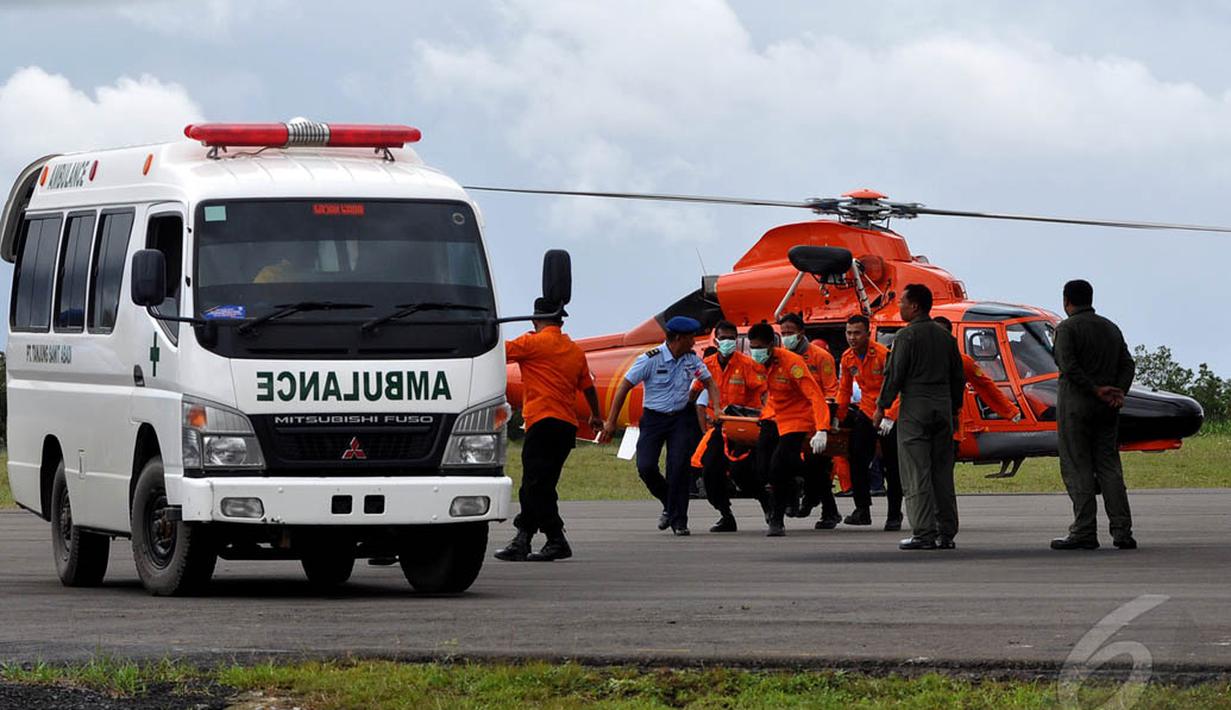 Mobil ambulans disiagakan untuk mengevakuasi jenazah korban pesawat AirAsia QZ8501 menuju RSUD Sultan Imanuddin, Pangkalan Bun, Kalteng, Rabu (31/12/2014). (Liputan6.com/Miftahul Hayat)