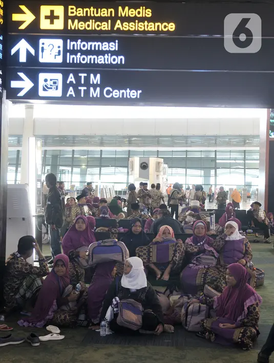 Calon Jemaah umrah menunggu kepastian di Terminal 3 Bandara Soekarno Hatta, Tangerang, Kamis (27/2/2020). Calon Jemaah umrah tertahan di Terminal 3 Soetta, buntut dari kebijakan Kerajaan Arab Saudi menyetop pelayanan visa umrah guna mencegah penyebaran virus corona. (merdeka.com/Iqbal Nugroho)