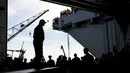 Presiden AS Donald Trump saat berpidato di atas kapal induk Gerald R. Ford di Newport News, Virginia (2/3). Trump tampak gagah mengenakan jaket panglima tertinggi Navy Seal. (AFP Photo / Saul Loeb)