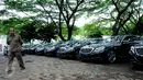 Petugas melihat kondisi Mercedes Benz di Parkir Timur Senayan Jakarta, Selasa (1/3/2016). 35 unit Mercedes Benz type E250 dan 21 unit BMW seri 520d disiapkan sebagai kendaraan delegasi KTT Luar Biasa OKI, 6-7 Maret. (Liputan6.com/Helmi Fithriansyah)