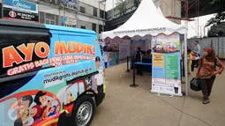 Warga melintas di depan posko Ayo Mudik Kemenhub di kawasan Pasar Kebayoran Lama, Jakarta, Selasa (17/5/2016). Posko pendaftaran ini dibuka di beberapa tempat di Jakarta secara bergantian hingga 12 Juni mendatang. (Liputan6.com/Helmi Fithriansyah)