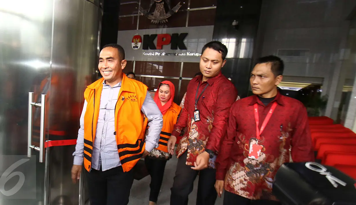 Bupati (nonaktif) Kabupaten Buton Samsu Umar Abdul Samiun dan Bupati Klaten (nonaktif) Sri Hatini usai menjalani pemeriksaan di Gedung KPK, Jakarta, Jumat (24/2). (Liputan6.com/Helmi Afandi)