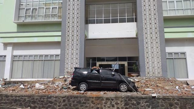 Gempa Magnitudo 6 8 Guncang Ambon Sejumlah Bangunan Rusak Regional Liputan6 Com