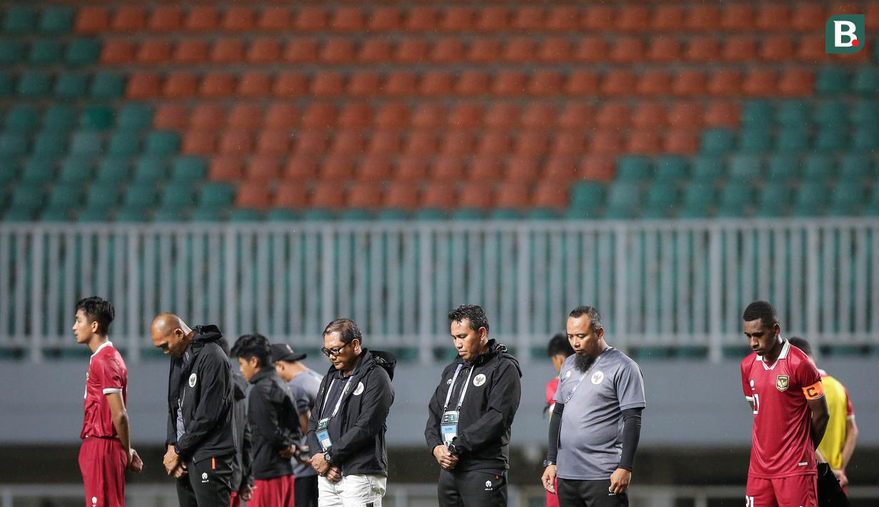 Kemenangan yang biasanya ditutup dengan nyanyian Tanah Airku diganti dengan mengheningkan cipta. Bima Sakti dan skuadnya pun juga langsung meninggalkan lapangan setelah itu. (Bola.com/Bagaskara Lazuardi)