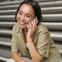 ilustrasi perempuan yang tersenyum saat menelpon pasangannya/copyright freepik.com/benzoix