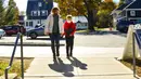 Henry Richards (9) dan ibunya Elizabeth berjalan ke Rumah Sakit Brattleboro Memorial untuk menerima vaksinasi COVID-19 Pfizer di Brattleboro, Vermont, Amerika Serikat, 6 November 2021. AS gelar vaksinasi COVID-19 untuk anak-anak berusia 5-11 tahun. (Kristopher Radder/The Brattleboro Reformer via AP)