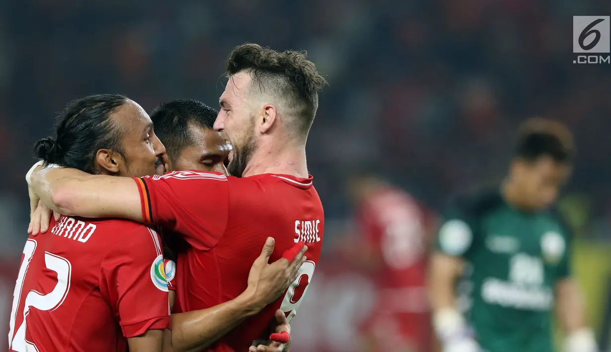 Pemain Persija, Marko Simic memeluk Rohit Chand saat merayakan gol yang dicetaknya ke gawang Tampines Rovers pada penyisihan grup H Piala AFC 2018 di Stadion GBK, Jakarta, Rabu (28/2). Persija unggul 4-1. (Liputan6.com/Helmi Fithriansyah)