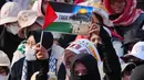"Free Free Palestine!" pekik massa Aksi Bela Palestina di sekitar kawasan Patung Kuda, Jakarta Pusat, Minggu 12 Oktober 2025. (AP Photo/Tatan Syuflana)