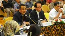 Deputi Komisioner Pengawas Perbankan III OJK Slamet Edi Purnomo (kiri) memberi pemaparan saat FGD di Jakarta, Senin (29/4/2019). FGD membahas strategi permodalan yang berkelanjutan dalam pengembangan agribisnis padi. (Liputan6.com/Angga Yuniar)