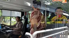 Pengemudi wanita (Pramudi) bus tingkat TransJakarta tampak memakai kebaya saat melakukan tugasnya (Liputan6.com/Johan Tallo)
