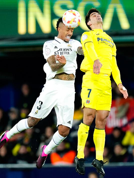 <p>Pemain Real Madrid Eder Militao melompat untuk merebut bola dengan pemain Villarreal Gerard Moreno (kanan) pada pertandingan sepak bola babak 16 besar Copa del Rey di Stadion La Ceramica, Villarreal, Spanyol, 19 Januari 2023. Real Madrid mengalahkan Villarreal dengan skor 3-2. (AP Photo/Jose Breton)</p>