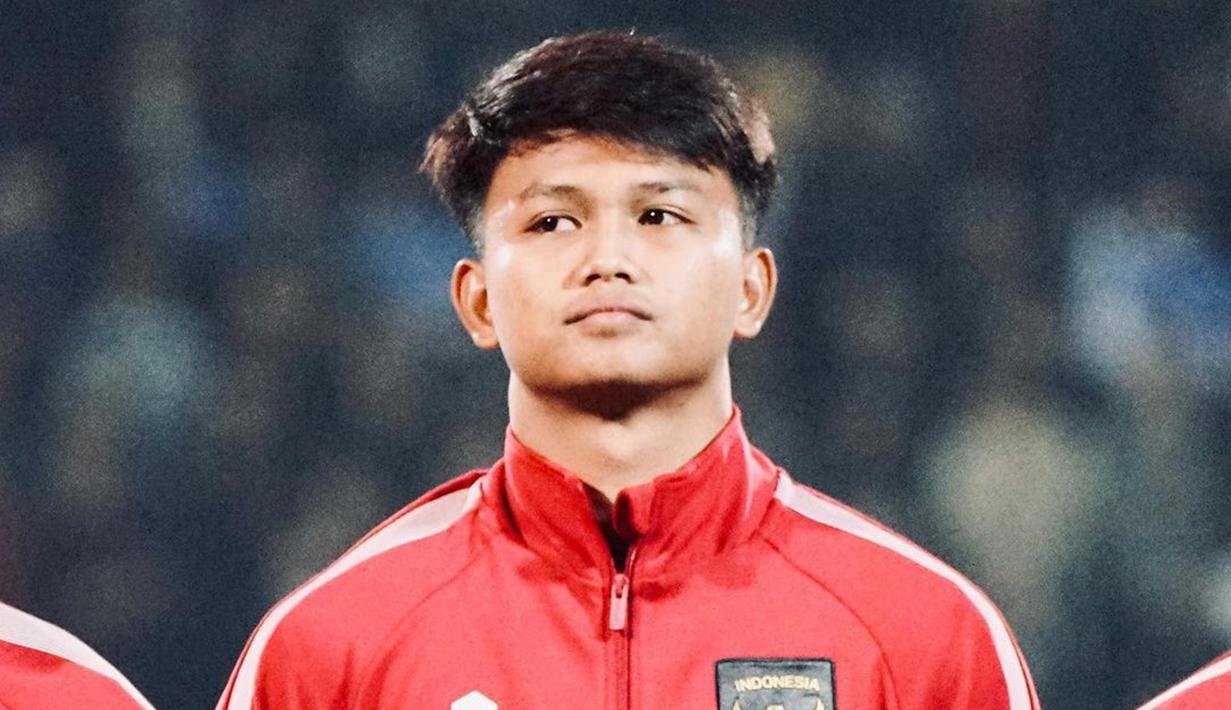 Hokky Caraka melontarkan kekecewaannya usai Indonesia gagal jadi tuan rumah Piala Dunia U-20. Bagi Hokky, kegagalan ini membuatnya merasa kecewa karena batu loncatan untuk tampil di Piala Dunia telah sirna. Hokky yang kecewa pun mendapat banyak semangat oleh pendukung Garuda Muda. (Liputan6.com/IG/hokkycaraka_)