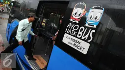 Penumpang saat memasuki Bus Transjakarta di Pool Pemberangkatan Tranjakarta, Ciputat, Tangsel,Senin (6/6) PT Transportasi Jakarta menghadirkan 2 rute baru yakni Ciputat-Bundaran HI dan BSD-Slipi yang mulai beroperasi hari ini. (Liputan6.com/Helmi Afandi) 