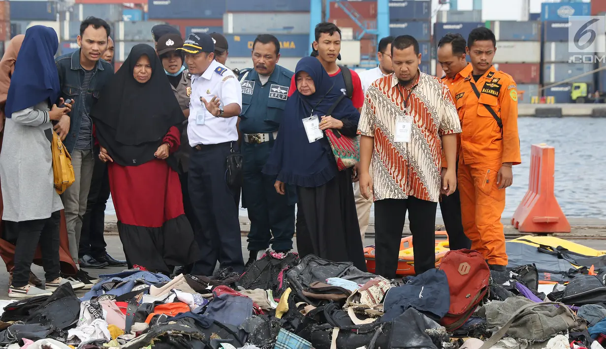 Beberapa keluarga korban jatuhnya pesawat Lion Air JT 610 melihat barang-barang temuan di Pelabuhan JICT 2, Jakarta, Rabu (31/10). 189 orang menjadi korban jatuhnya pesawat Lion Air JT-610 pada Senin (29/10) lalu. (Liputan6.com/Helmi Fithriansyah)