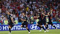 Para pemain Kroasia merayakan kemenangan atas Rusia pada laga perempat final Piala Dunia di Stadion Fisht, Sochi, Sabtu (7/7/2018). Kroasia menang 2-2 (4-3) atas Rusia. (AP/Manu Fernandez)