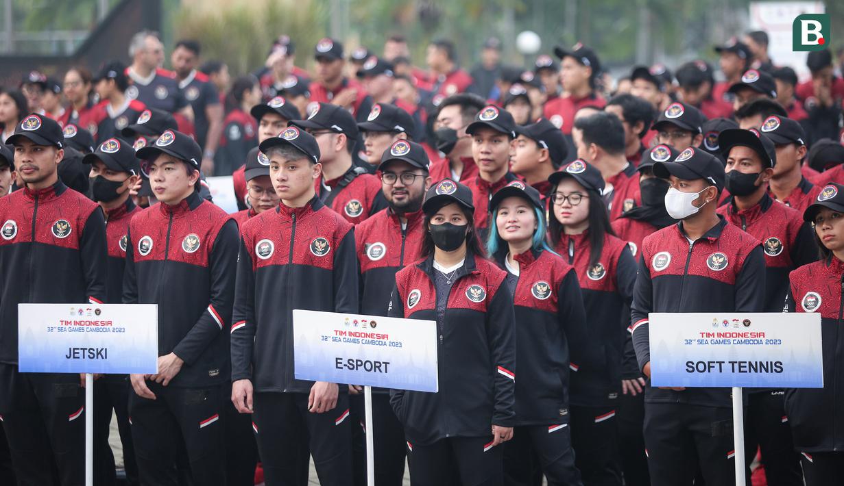 Sejumlah atlet Indonesia saat pengukuhkan kontingen Indonesia untuk SEA Games 2023 Kamboja yang berlangsung di Kantor Kemenpora, Senayan, Jakarta, Selasa (02/05/2023). Sebanyak 599 atlet akan tampil dalam 31 cabang olahraga. (Bola.com/Bagaskara Lazuardi)