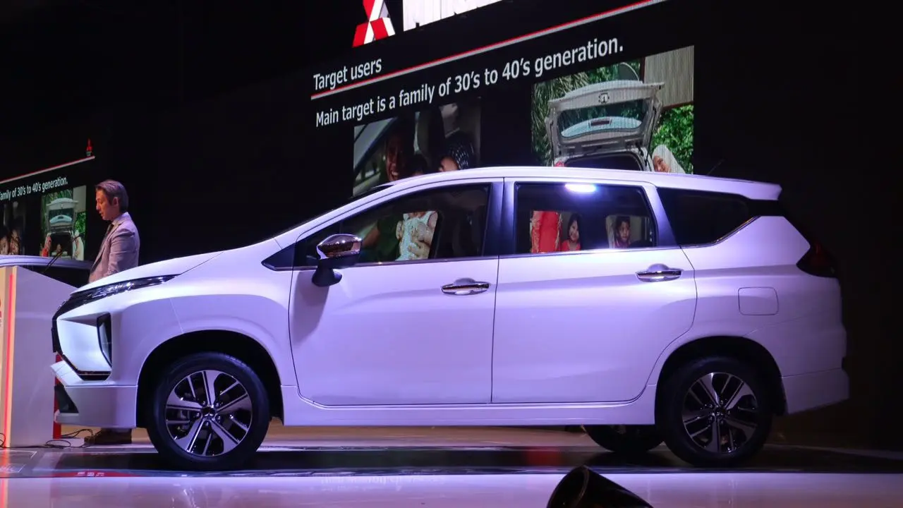 Penampakan dari samping Small MPV dari Mitsubishi.