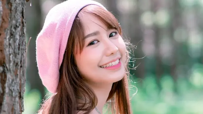 bahagia pakai topi pink