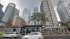 Kendaraan melintasi Halte Bus Transjakarta Gelora Bung Karno (GBK) di Jalan Jenderal Sudirman, Jakarta, Selasa (24/7). Perluasan untuk memberi kenyamanan kepada masyarakat yang beralih ke Transjakarta. (Liputan6.com/Faizal Fanani)