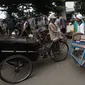 Tukang becak menunggu pendataan di Kolong Flyover Bandengan Utara, Jakarta, Kamis (25/1). Kebijakan Gubernur Anies Baswedan memperbolehkan becak beroperasi di Jakarta, telah menarik perhatian tukang becak dari luar Jakarta. (Liputan6.com/Arya Manggala)