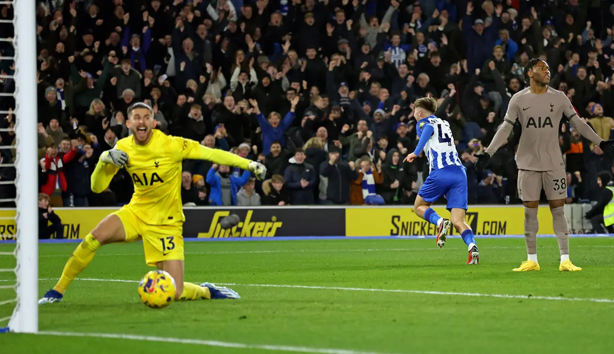 Tottenham masih berusaha bangkit dan bisa menipiskan ketinggalan lewat gol Alejo Veliz. (AP Photo/Ian Walton)