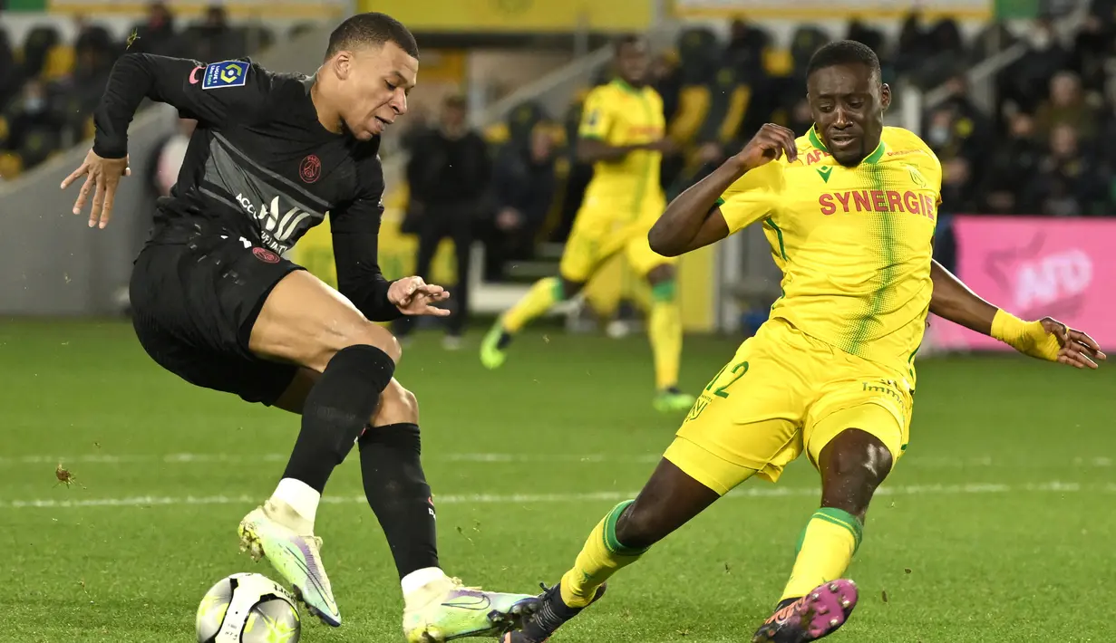 Di akhir babak pertama Nantes nyaris kehilangan bek Dennis Appiah. Hukuman kartu merah langsung akibat pelanggaran terhadap Kylian Mbappe ditukar dengan kartu kuning usai wasit meninjau VAR. (AFP/Loic Venance)