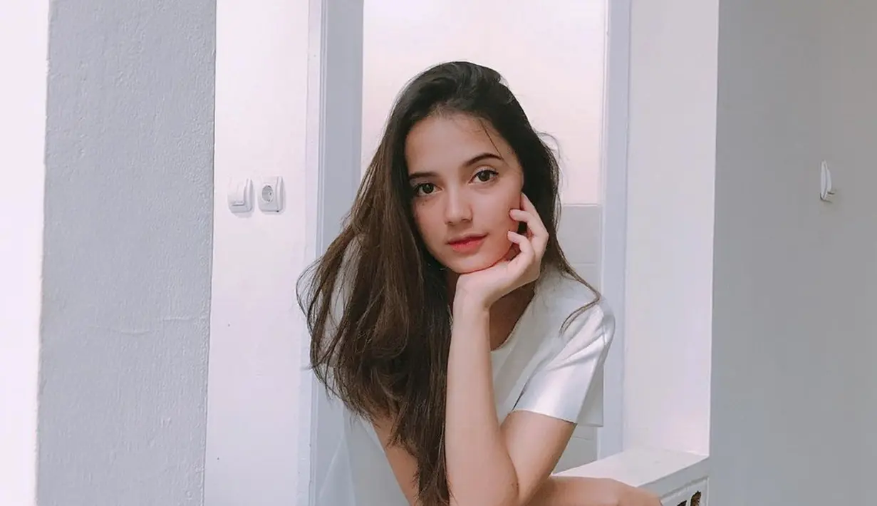 Rhesma Anissa, selebgram cantik yang memiliki paras menawan. Posenya menatap dengan tajam ke kamera kian memperlihat sisi cantik dari Rhesma Anissa. Foto topang dagu Rhesma ini sukses membuat netizen ramai memujinya. (Liputan6.com/IG/@rhesmanissa_)