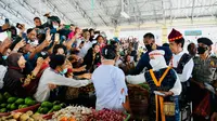 Presiden Joko Widodo atau Jokowi dan Ibu Negara Iriana di Pasar di Ngada, NTT. (Foto: Biro Pers Sekretariat Presiden)