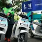 Mitra pengemudi Gojek mencoba motor listrik electrum di sela peresmian shelter motor listrik untuk KTT G20 di Bali, (19/10/2022). (Liputan6.com/HO)