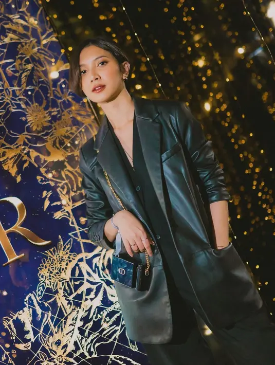 Di kesempatan lain, Sheila Dara tampil dengan leather blazer dengan vest hitam [instagram/sheiladaisha]
