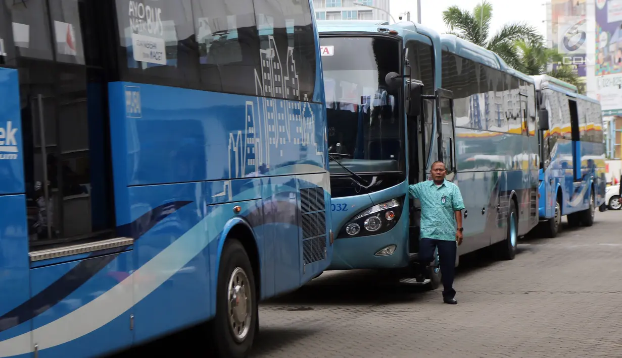 Bus TransJabodetabek Premium menunggu penumpang di Mega City, Bekasi Barat, Senin  (12/3). Mereka yang terdampak  pembatasan ganjil-genap di ruas tol Jakarta-Cikampek diharapkan beralih menggunakan bus Transjabodetabek Premium (Liputan6.com/Arya Manggala)