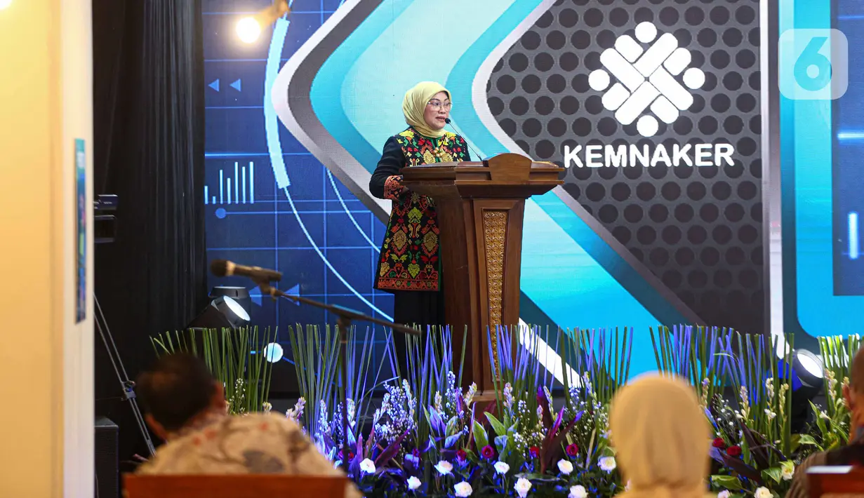 Menaker Ida Fauziyah memberikan sambutan saat peluncuran Satu Data Ketenagakerjaan di Kantor Kemnaker, Jakarta, Kamis (5/11/2020).  Kemnaker meluncurkan satu data ketenagakerjaan guna mewujudkan pembangunan ketenagakerjaan yang berbasis data. (Liputan6.com/Faizal Fanani)